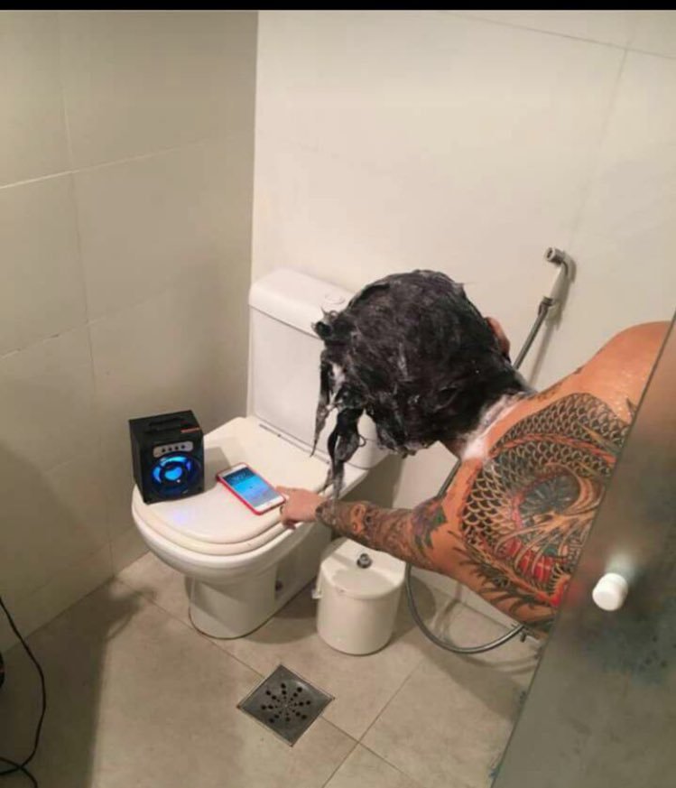twitts44's tweet photo. Quando eu tô no banho e toca uma música que eu não gosto https://t.co/doUBC5ifFy