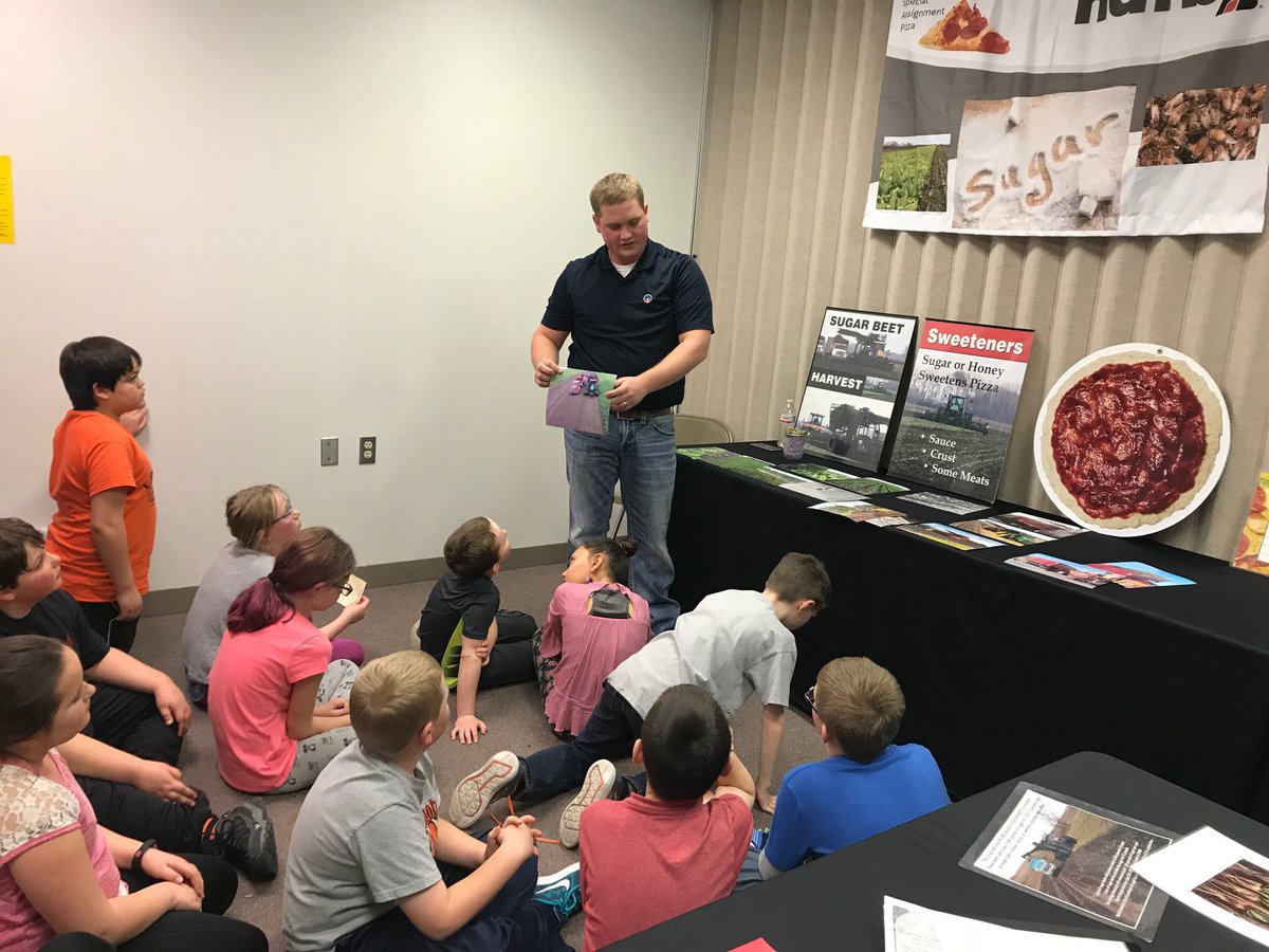 CrystalCoErica's tweet photo. Thank you @CrystalCoBrock for teaching the 4th grade students about all the awesome local AG ingredients that go into Pizza! #NDSU extension program #Sugar @CrystalSugarCo https://t.co/Zadz1Mayu2