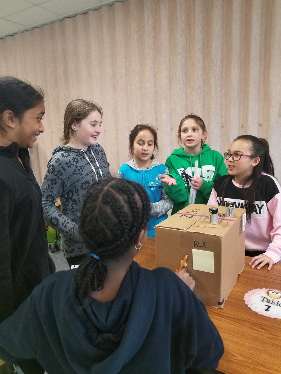 mrszahorak62's tweet photo. #62learns#62ics#4thgraders#scienceshowcase#sharingwithnextdoorneighbors#5thgrade https://t.co/8gtAXxzmg5
