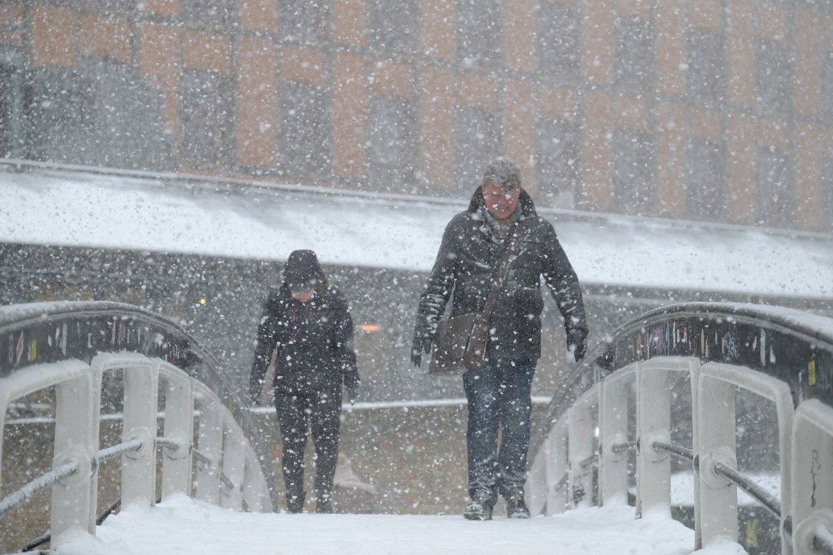 GMB's tweet photo. Day five of the deep freeze
- #StormEmma brings strong winds, causing snow drifts
- Public transport severely disrupted
- People advised not to travel
- 'Major incident' announced in Somerset

More: https://t.co/oyVCp2Nfer https://t.co/bGuoNXGIpE