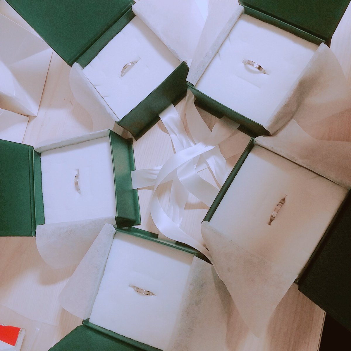 apink_ring's tweet photo. 💍에이핑크 멤버들에게 선물 할 반지가 왔습니다! 업체측에서 아직 1개를 안보내주셔서,, 완전체는 아니지만 사진 올립니다!! 다음주 수요일쯤엔 6개모두 있는 사진 올려드릴게요!! 반지후기는 이 계정 태그 후에 부탁드립니다💍 https://t.co/SqPSGtdyjM