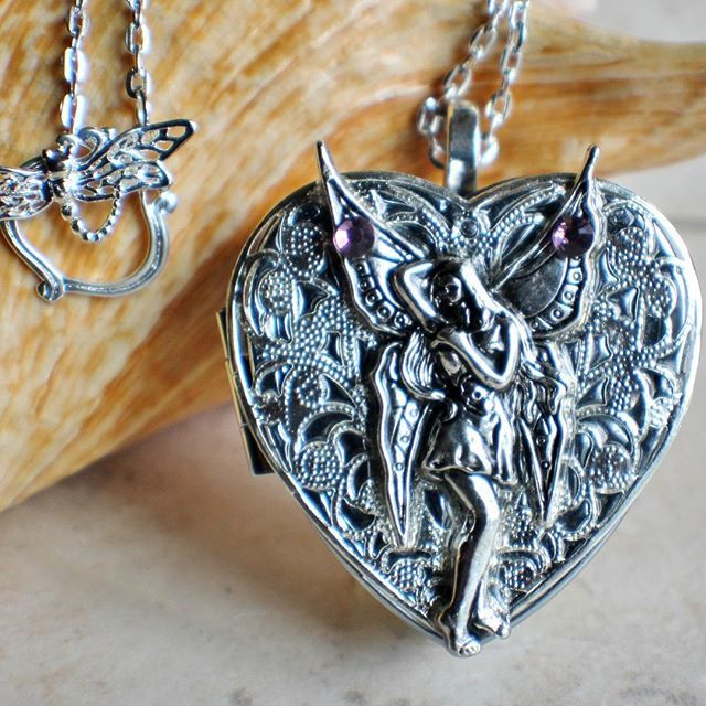 charsfavorite's tweet photo. Silver Fairy Music Box Locket 💕see link in bio🌺#charsfavoritethings #musicbox #photolocket #photo #etsy #etsyshop #onlineboutique #music #musicbox #locket #handmade #handmadewithlove #jewelry #jewelrydesigner #etsy #giftforher #memorylocket #shopify https://t.co/blV90BwDmS https://t.co/FuSWjAFQhH