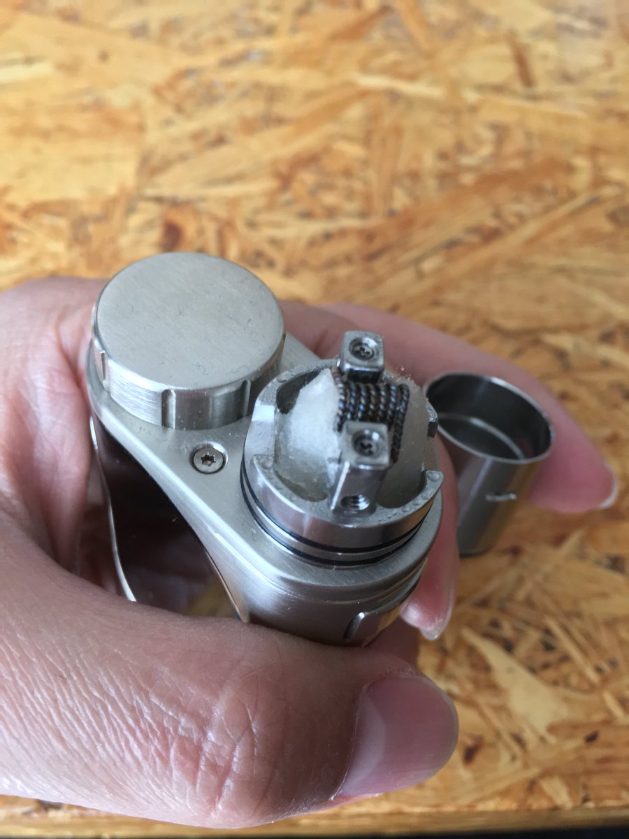 t_maru0415's tweet image. #VAPE #PICO25 #YURIRDA #vape好きな人と繋がりたい
こんちゃーす！
今日は突発でお休みもらって、息子を歯医者へ…昼過ぎに用事が済んでから、ちまちまビルドしてました♪
カンタル26gと手持ちのホムセンワイヤーでツイスト、内径3mmの7巻きで0.35Ω♪
何よりも、小杉銘茶当たったのが嬉しすぎるwww