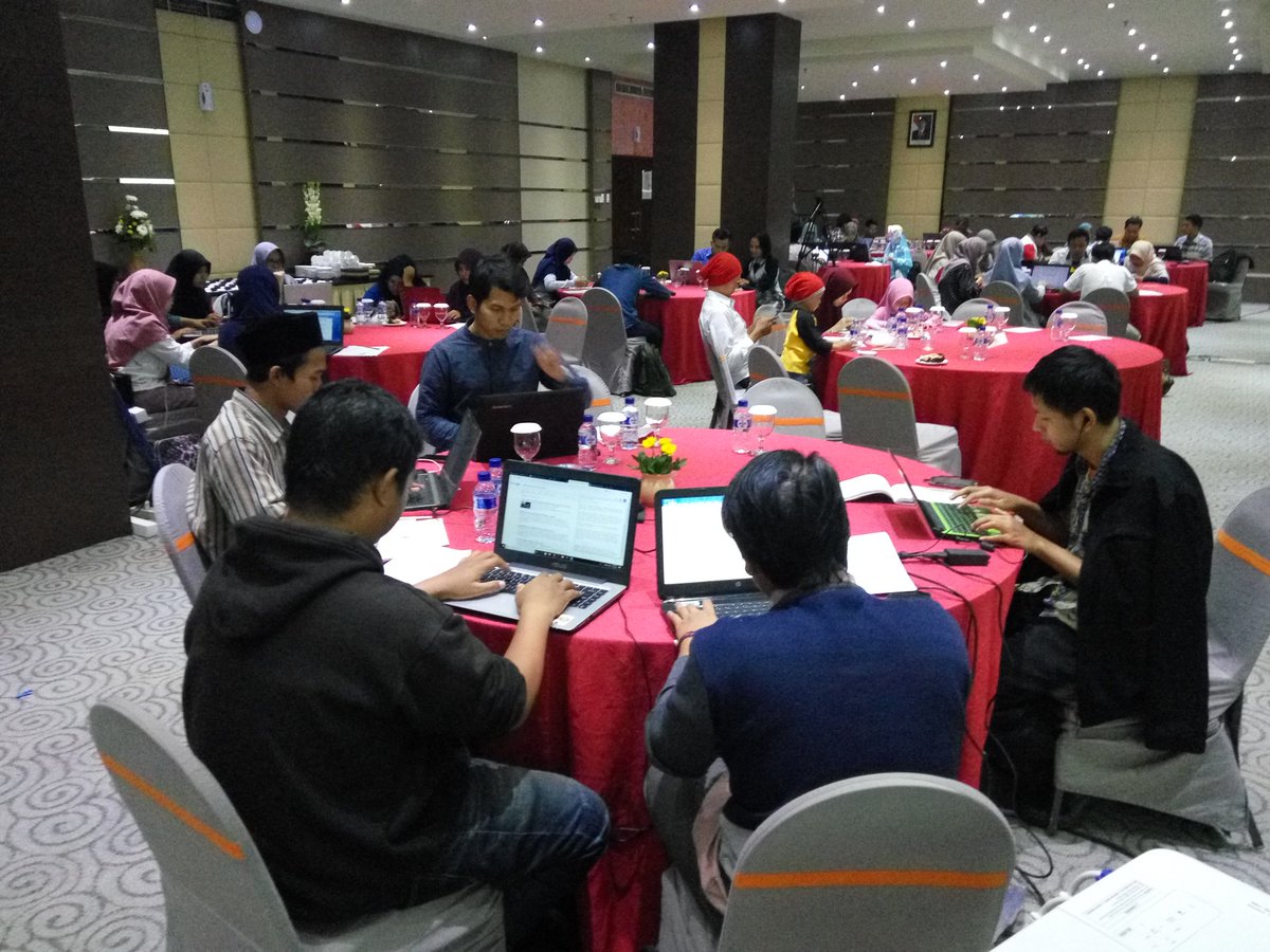 DitjenKPM's tweet photo. Saat ini teman2 Blogger Ker Ngalam tampak fokus menulis di #FlashBlogging #MenujuIndonesiaMaju
๐๐ฑ๐ป๐ฒ๐จ https://t.co/lvvjf2GmX8