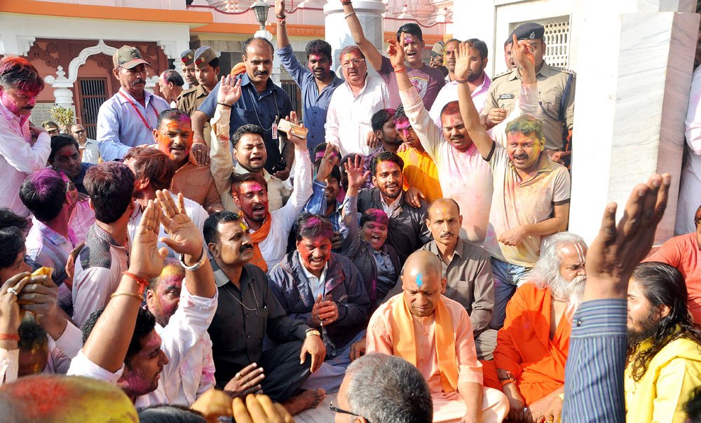 myogiadityanath's tweet photo. आज होली के शुभ अवसर पर गोरखपुर स्थित आवास पर। https://t.co/BdPwNVeHRz