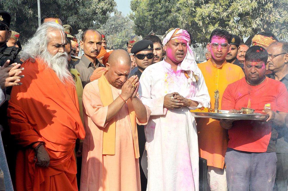 myogiadityanath's tweet photo. आज होली के शुभ अवसर पर गोरखपुर स्थित आवास पर। https://t.co/BdPwNVeHRz