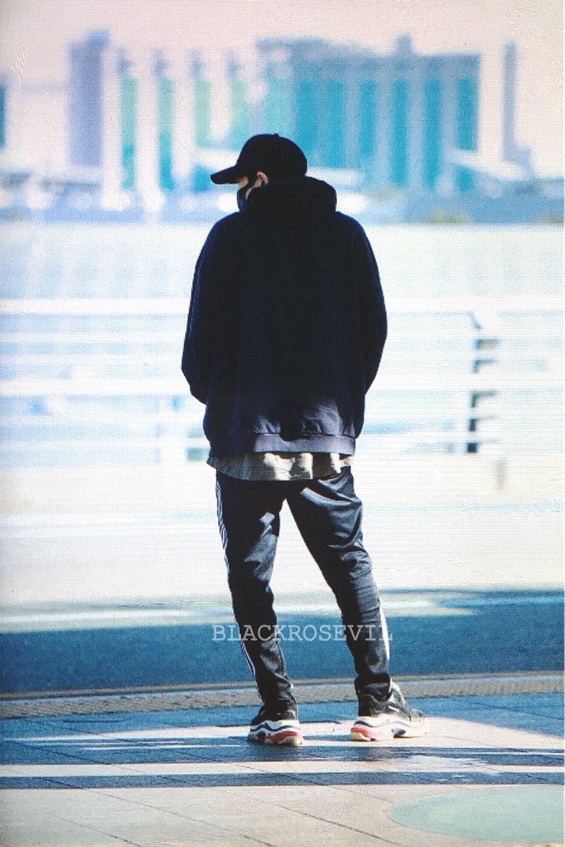 BLACKROSEVIL61's tweet photo. 180302 ICN #찬열 #CHANYEOL 🖤🖤🖤

#iHeartAwards #BestFanArmy #EXOL @weareoneEXO https://t.co/HpEjuXlGCN
