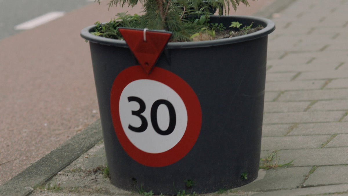Gemeente krijgt tik op vingers van rechter over verkeersbeleid rond school demonitor.kro-ncrv.nl/artikelen/geme…