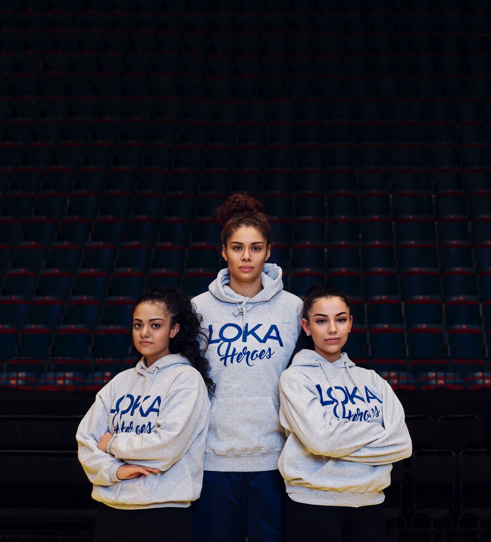 Visste ni att bara 5% av tjejerna i Vårby idrottar? Lägst i hela Sverige. Det ska vi ändra på!
Nu sätter grymma Hiba, Sanna och Amanda igång Basket Gäris i Vårby!
#LokaHeroes #BasketGäris