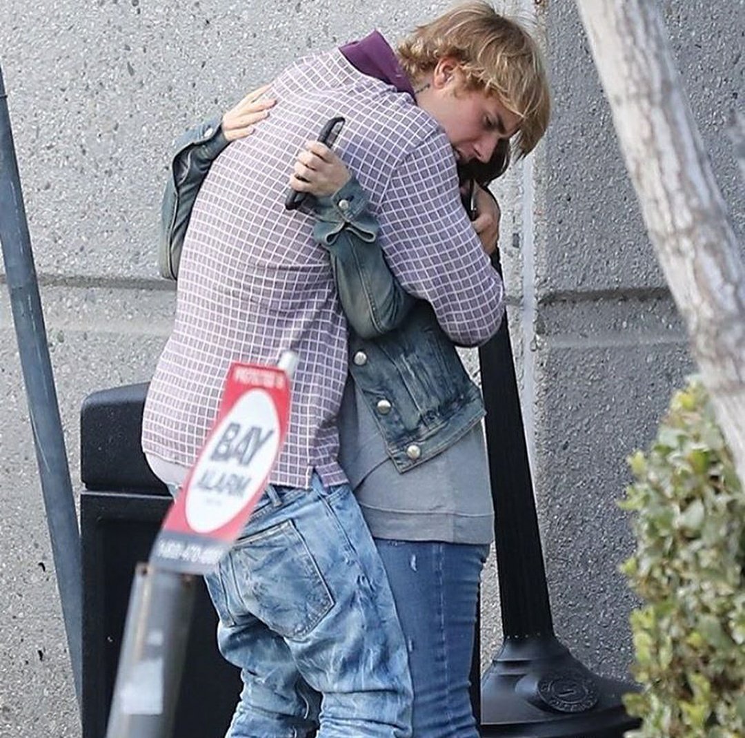 Kethyllydrew's tweet photo. O abraço que desejo mais que tudo !!
#HappyBirthdayJustinBieber https://t.co/Kpsvw0zecv