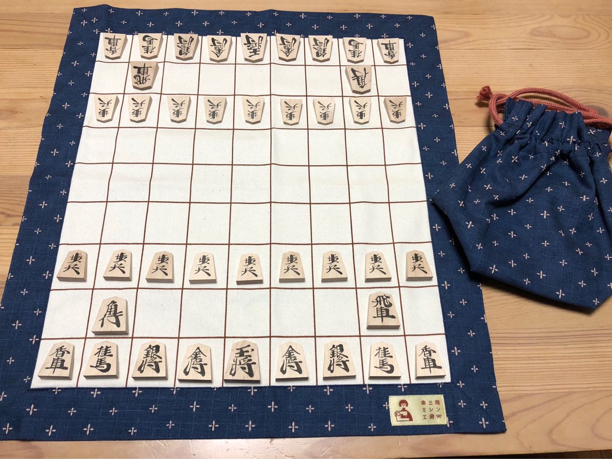博士 D 念願のマイ将棋盤と駒を手に入れた 木の駒と布盤 布盤 は折りたたんで気軽に持ち運べるのがいい 折り目もつきにくい素材で大満足 駒は安めのものだけど歪みや印刷ズレも無くきっちり作られてる 良い 博士 D 念願のマイ将棋盤と駒を手に入れた 木の駒と布盤 布盤 は折りたたんで気軽に持ち運べるのがいい 折り目もつきにくい素材で大満足 駒は安めのものだけど歪みや印刷ズレも無くきっちり作られてる 良い