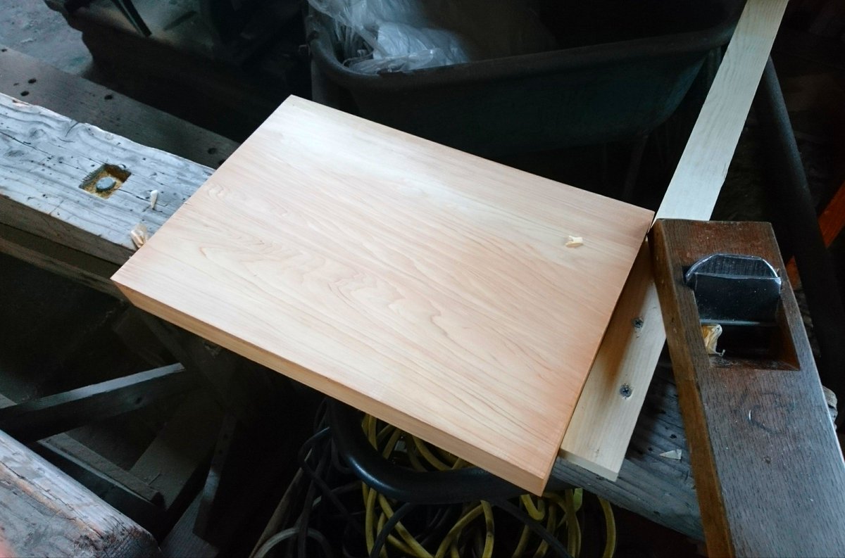 工房ひなゆめ A Twitter おはようございます お祝いに まな板 をプレゼントしたいとのことで 奮発してめちゃ分厚い桧の板を削ってます 犬山 桧のまな板 めちゃ分厚い