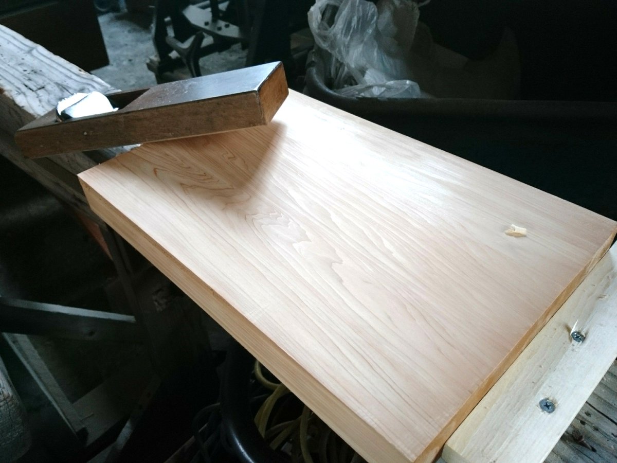 工房ひなゆめ A Twitter おはようございます お祝いに まな板 をプレゼントしたいとのことで 奮発してめちゃ分厚い桧の板を削ってます 犬山 桧のまな板 めちゃ分厚い