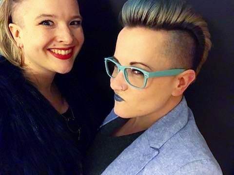 maxfelixwp's tweet photo. Dapper femme boy in blue mohawk, lipstick, and blazer ✔
Glamorous hard femme witch in black feathers and red lipstick ✔
Best friends getting all dressed up to go see Black Panther in theatres twice ✔
#bestfriends #servinguplooks #queer #trans #har… https://t.co/pFyMESJh3u https://t.co/C9wXY5zoyZ