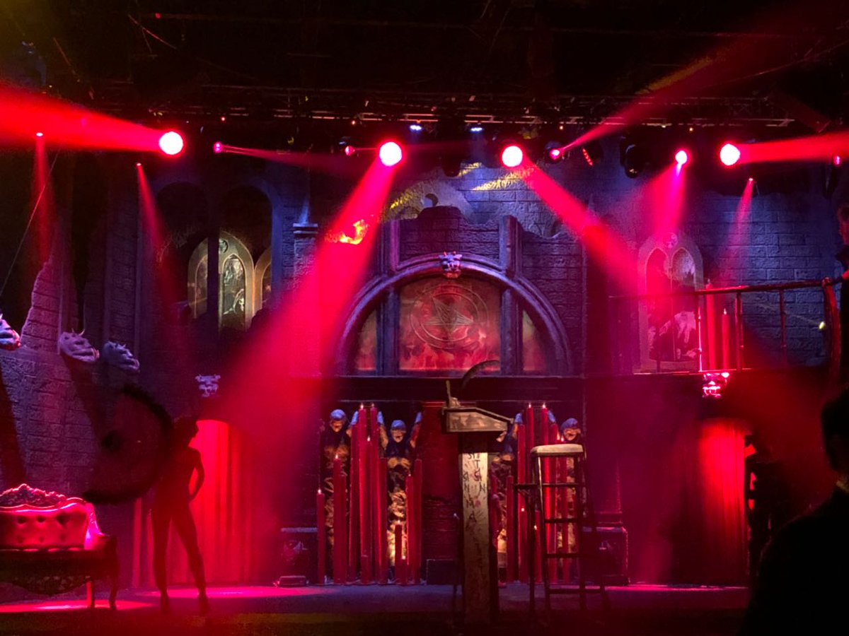 Viviremos una noche de pecado en el Cabaret maldito del <a href="/CIRCO_HORRORES/">CIRCODELOSHORRORES</a> 😈  bit.ly/2oy3rkM