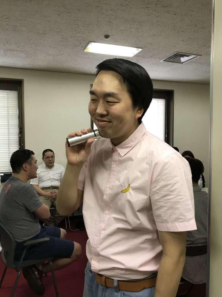 まるちゃん 楽屋で髭を剃るのかっこいい と思ったらしく わざと楽屋で髭を剃っている生乾木濡彦 と 毛玉取り機みたいな 髭剃りでニヤニヤ髭を剃るのジェラードンかみちぃさん