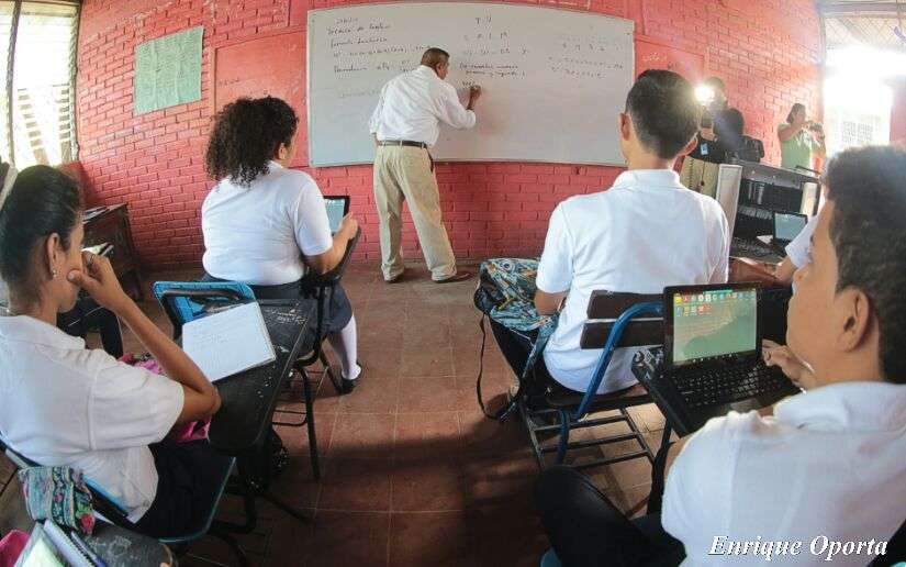 ziloelena's tweet photo. #AMORANICARAGUA 
Nuevas tecnologías contribuyen a elevar calidad educativa.
--> https://t.co/CsbFCCw2m7  https://t.co/gudPidBLfe https://t.co/O2DVxpBHDN