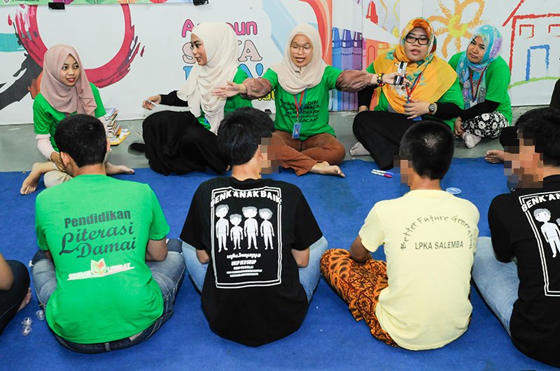 GenerasiLiterat's tweet photo. Pertemuan ketiga di kelas Rabu Damai "Emosi" (28/2),

Ikuti terus kegiatan seru selanjutnya yah teman-teman 😀😀 Jangan lupa follow IG @generasiliterat dan tag teman-teman kalian 😁😁 #RabuDamai
#rabuketjeh
#pendidikanuntukanaklapas
#pendidikandamai
#GenerasiLiterat
#relawanhitz https://t.co/riURvEbvyy