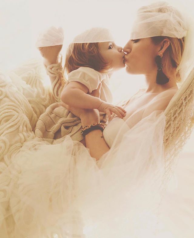 Isn't this the sweetest thing you've ever seen 😍 we are melting over the cuteness. 💕#OZBride @tarannielsen ielsen &amp; her daughter. 📸: @itphotographywa OliaZavozina ift.tt/2HYBYR1
