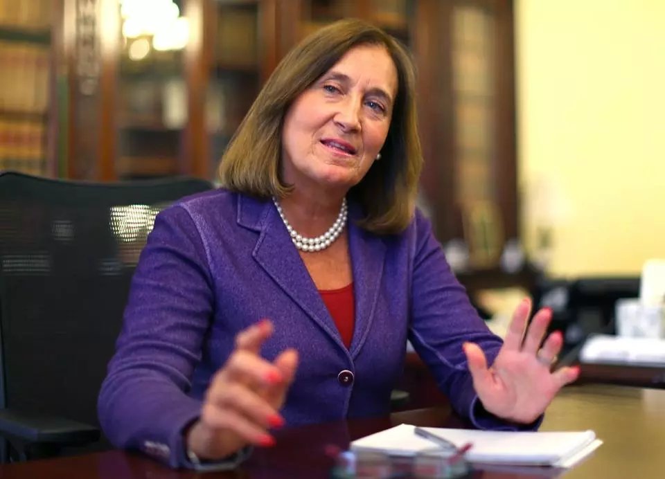 .@Leung: State Treasurer Deb Goldberg is ready to dump investments in gun makers. It’s time for fund giants to do the same. bos.gl/5wi3Zhe