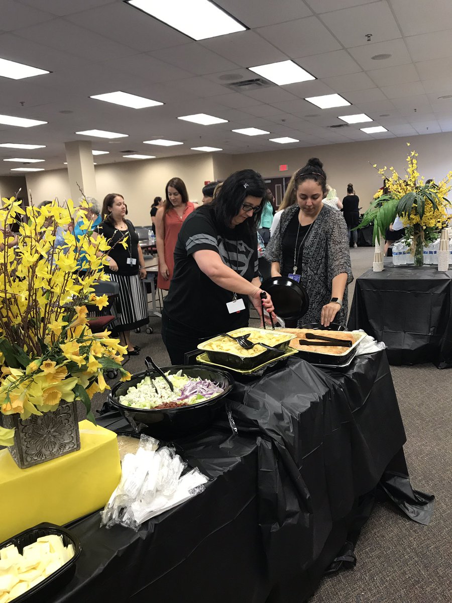 testonmellissa's tweet photo. 200plus dedicated Ts came out to learn how to get their reading endorsement. Thank you Maggianos for donating a most amazing dinner for all! @RdgEnd @debbieecook1 #chefdeb #westshoremaggianos https://t.co/FE8xWpl9Nl