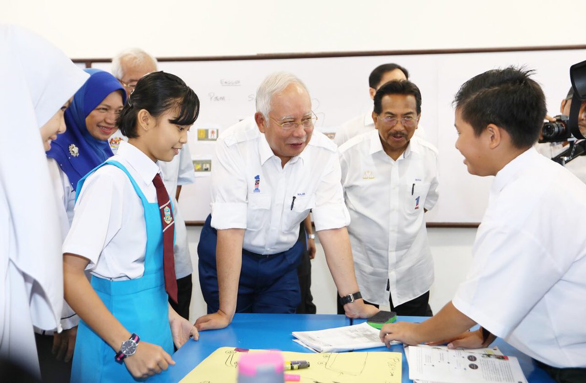 NajibRazak's tweet photo. Selamat pagi! Saya di SK dan SMK Pekan Telipok pagi tadi, lihat murid semua ceria belajar di bangunan baru. Alhamdulillah 👍 https://t.co/JoR1hTAWwT