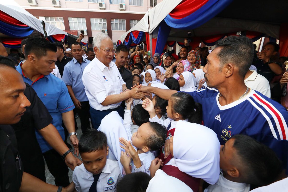 NajibRazak's tweet photo. Selamat pagi! Saya di SK dan SMK Pekan Telipok pagi tadi, lihat murid semua ceria belajar di bangunan baru. Alhamdulillah 👍 https://t.co/JoR1hTAWwT