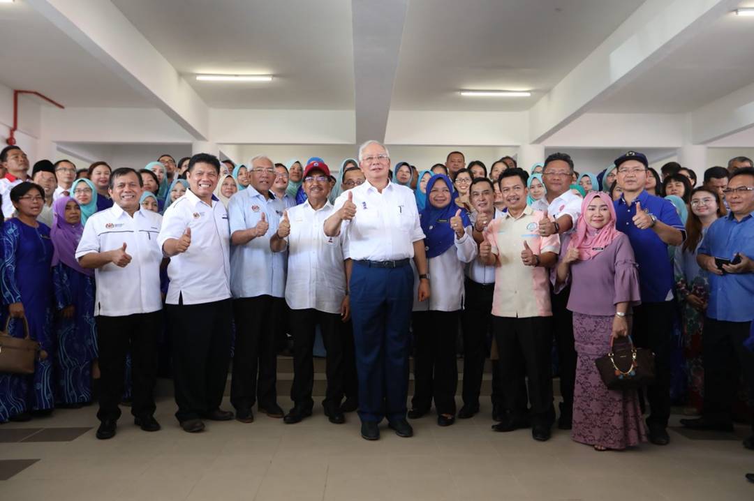 NajibRazak's tweet photo. Selamat pagi! Saya di SK dan SMK Pekan Telipok pagi tadi, lihat murid semua ceria belajar di bangunan baru. Alhamdulillah 👍 https://t.co/JoR1hTAWwT
