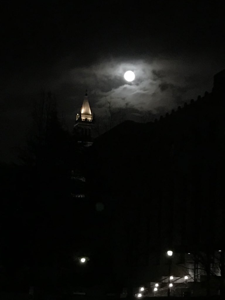 RegiScarpin's tweet photo. 🌝 #berkeley #ucberkeley #moon #FullMoon https://t.co/UjxqBtybol