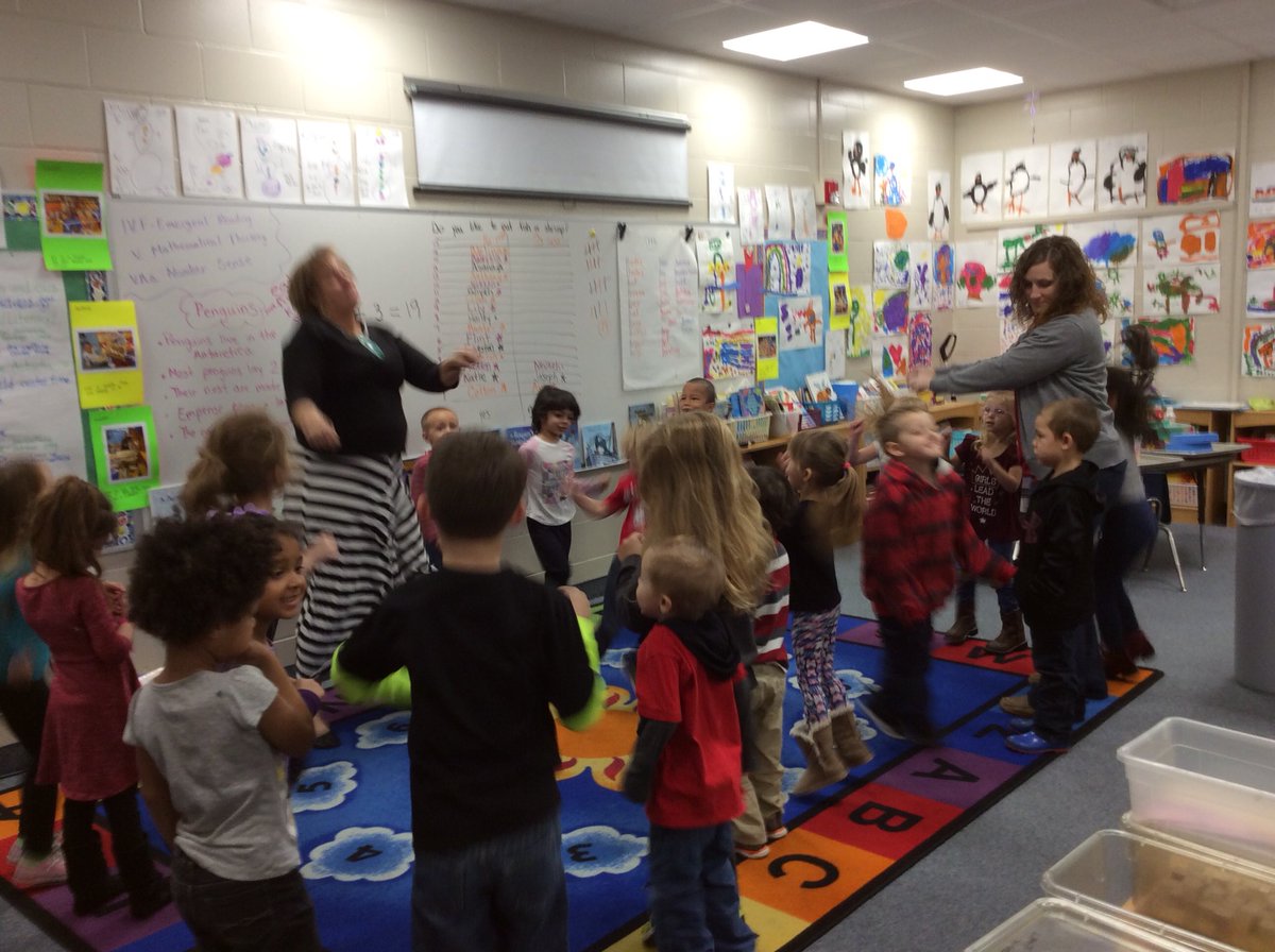 MCPS_EarlyLrng's tweet photo. Do you see all of the learning that occurred prior to 8:30 a.m. ~which included a family-styled breakfast?✔️mathematical thinking✔️number sense✔️emergent reading...Transitions seamless with materials ready @EMETweets #WeAreMCPS #EveryMinuteCounts #DIGLearning https://t.co/qdVKxHzT67