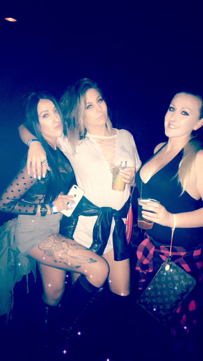 viiievee's tweet photo. G Eazy last night 🖤💋🔥 https://t.co/o0b3gaCgsY