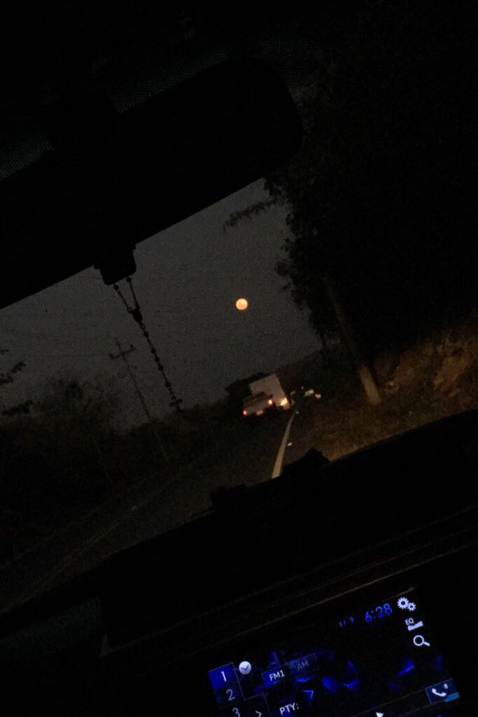Ale_TapiasM's tweet photo. ¿Vieron la espectacular luna llena hoy? Yo me la encontré Vía Repelón- Bquilla. #GraciasUniverso #Marzo2018 #MesDeBendiciones💪🏽 https://t.co/KBYsExqN1x