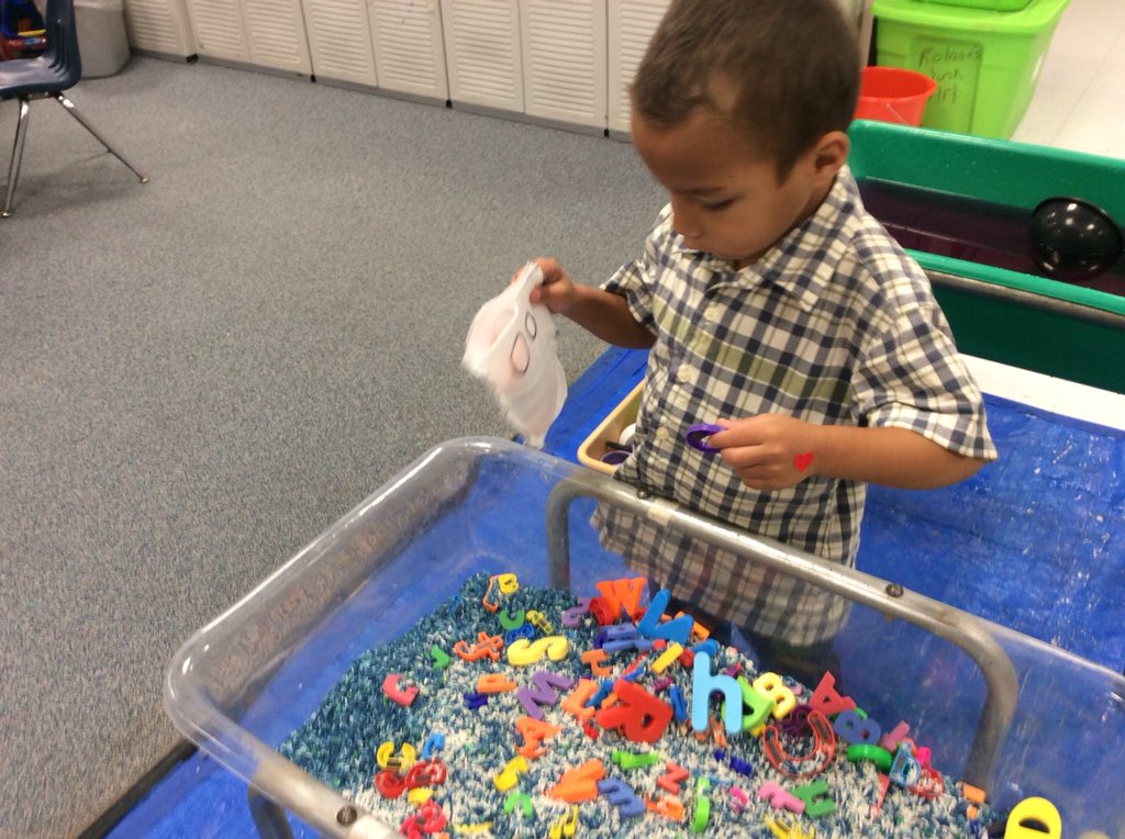 MCPS_EarlyLrng's tweet photo. These students DIG Learning! Deliberate Instruction=Gains @EMETweets  Student Choice—Sensory Play with a Purpose 👀Symmetrical construction #EveryMinuteCounts #WeAreMCPS #DIGLearning https://t.co/f2M56Ene0E