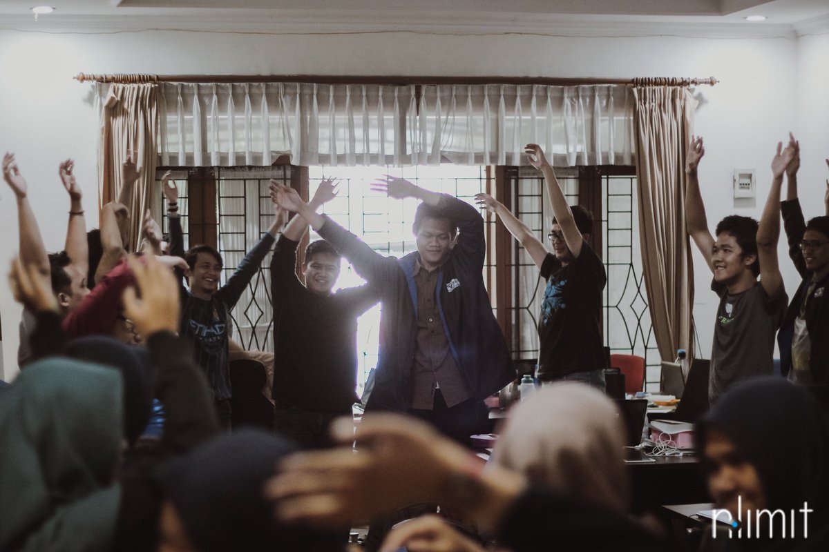 NoLimitID's tweet photo. Tahukah kamu senam dapat meningkatkan kemampuan berkonsentrasi? Itulah aktivitas yang kami lakukan setiap pukul 2 siang, setiap hari. Selain itu, ini juga cara kami untuk beristirahat sejenak dan membuat tubuh terus bergerak. Yuk bergerak! #NoLimitLife #NoLimitIndonesia https://t.co/C2uhd5gLNA