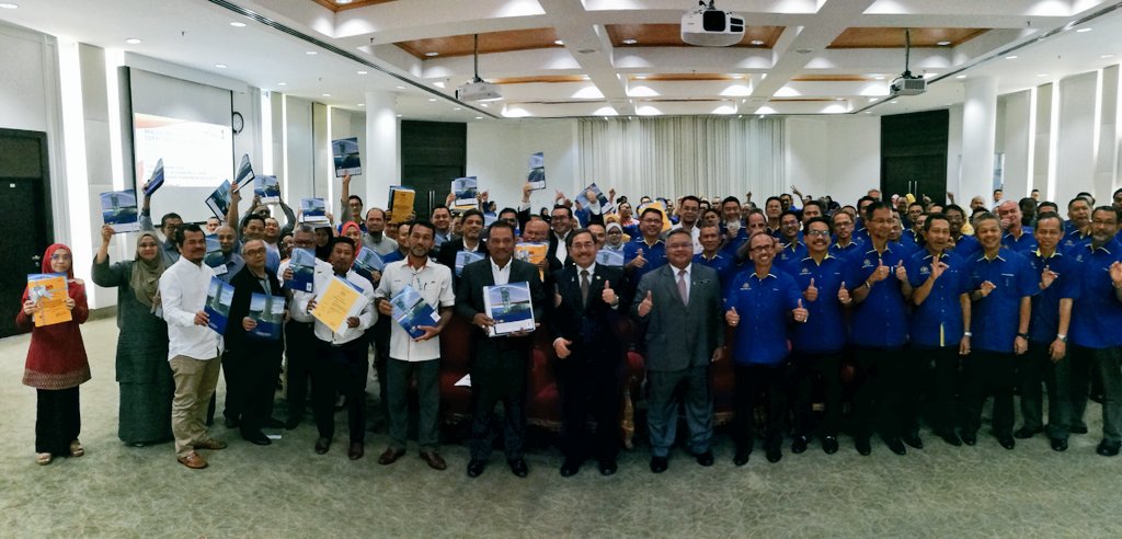 nfia82's tweet photo. KPKR @RoslanMdTaha hadir Majlis Penyerahan SST Projek Pembinaan Semula Dan Naik Taraf Sekolah Daif menggunakan IBS (Fasa 1) Tahun 2018. Majlis disempurnakan oleh DS KSU KKR @ZohariAkob - Tahniah @JKRMalaysia di atas kejayaan SST secara 2in1.👍👍👍
@PetraJayaMP @KemPendidikan https://t.co/rXak9BDtvM