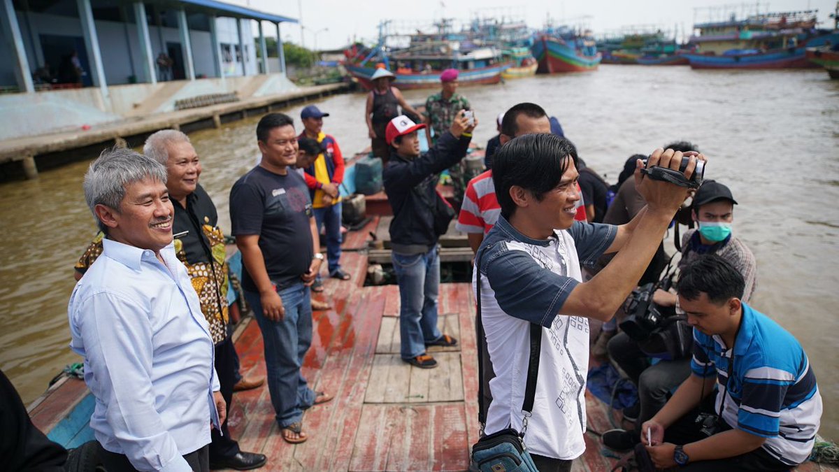 djpt_kkp's tweet photo. hai sobat bahari.. pagi ini pak Dirjen Perikanan Tangkap @sjariefwidjaja mengajak para wartawan untuk meninjau kapal2 nelayan yang mau merubah alat tangkap cantrang ke alat tangkap ramah lingkungan. @Ditpdk @Dit_Kapi_KKP @AgusSuherman07 @susipudjiastuti @kkpgoid https://t.co/LqjngB3QF9