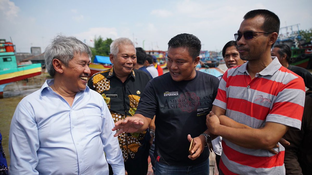 djpt_kkp's tweet photo. hai sobat bahari.. pagi ini pak Dirjen Perikanan Tangkap @sjariefwidjaja mengajak para wartawan untuk meninjau kapal2 nelayan yang mau merubah alat tangkap cantrang ke alat tangkap ramah lingkungan. @Ditpdk @Dit_Kapi_KKP @AgusSuherman07 @susipudjiastuti @kkpgoid https://t.co/LqjngB3QF9