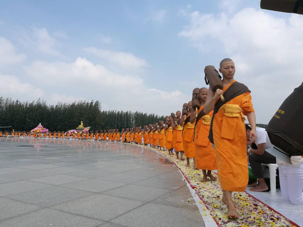 New072's tweet photo. ภาพพระ1,134องค์ ทั้งไทยและต่างชาติ #ธรรมยาตรา
ออกจากวัด #พระธรรมกาย ท่ามกลางสาธุชนจำนวนมาก https://t.co/5jlOASVQzC https://t.co/XWI0jXItED