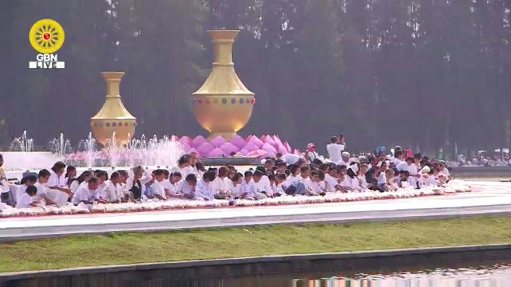 New072's tweet photo. ภาพพระ1,134องค์ ทั้งไทยและต่างชาติ #ธรรมยาตรา
ออกจากวัด #พระธรรมกาย ท่ามกลางสาธุชนจำนวนมาก https://t.co/5jlOASVQzC https://t.co/XWI0jXItED
