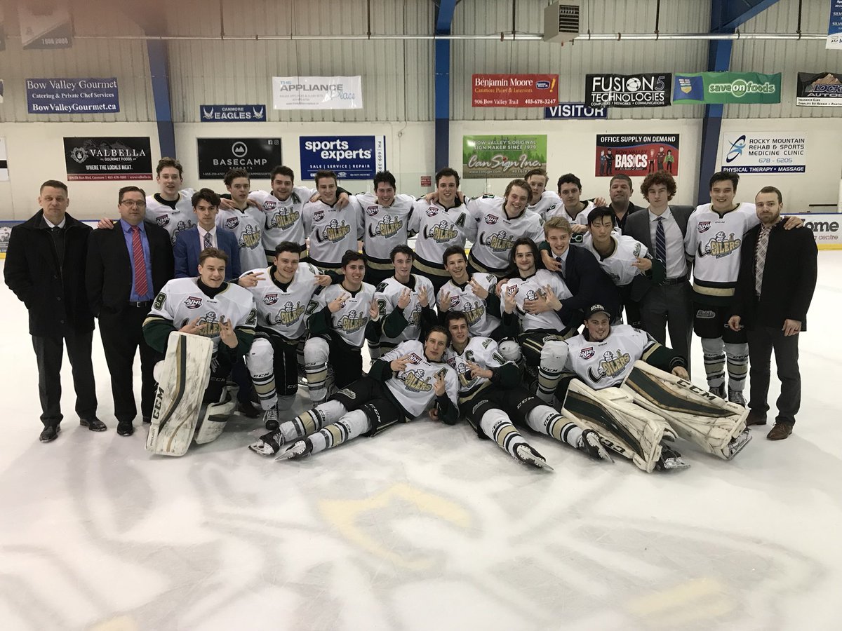 OkotoksOilers's tweet photo. #AJHL History Made! 22 straight wins for the boys breaking the 1988 Calgary Canucks record of 21 straight! https://t.co/r8xmSaPYl4