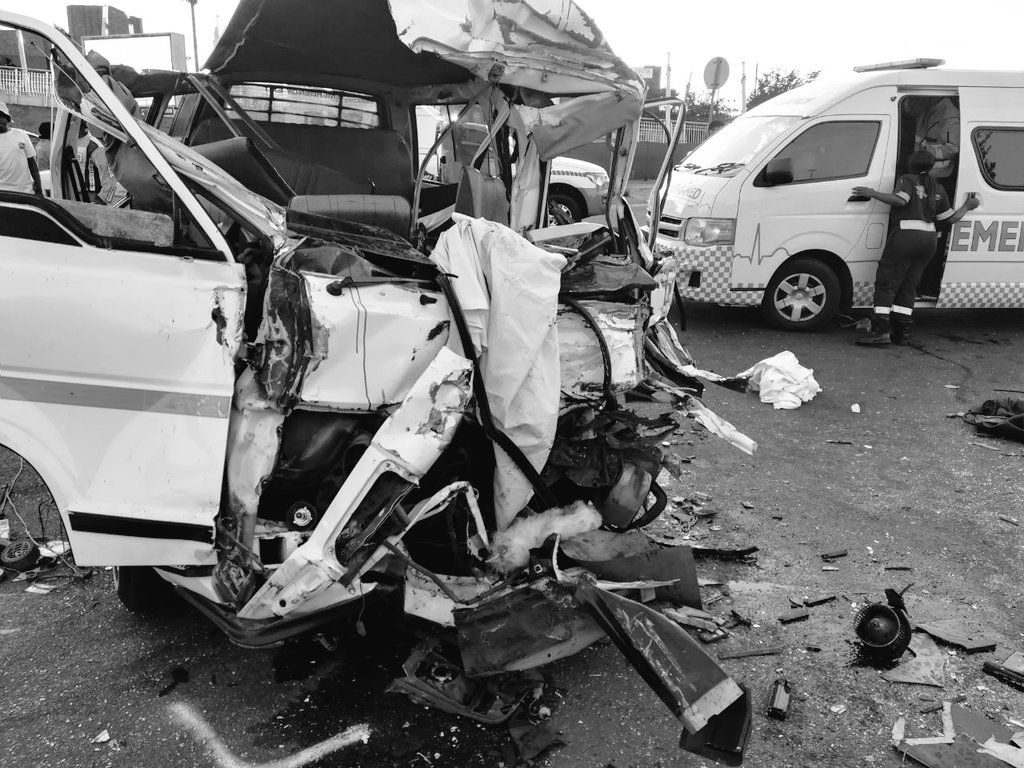 EMER_G_MED's tweet photo. 《Sandton》 Massive Taxi crash on Grayston bridge. Multiple critical patients on scene. Heavy traffic delays. @EWNTraffic @_ArriveAlive @Sandton_News @IamAlexSweet @AkiAnastasiou https://t.co/XtsvL6gseM