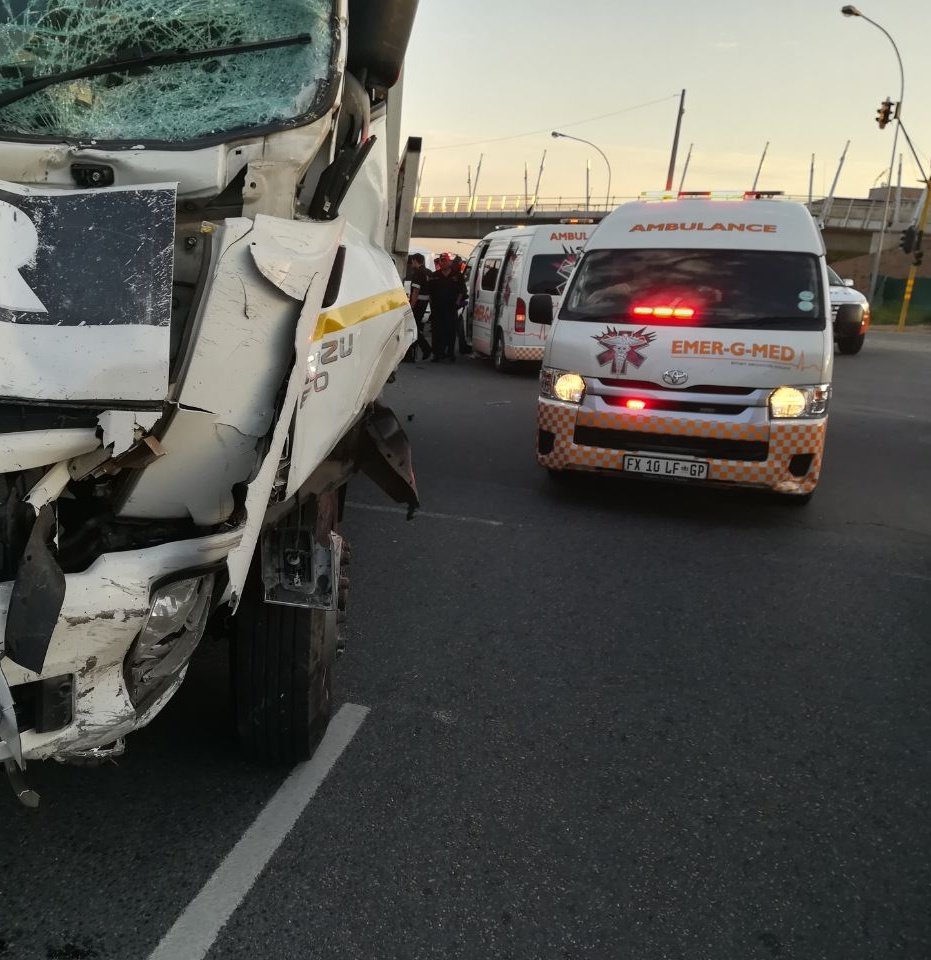 EMER_G_MED's tweet photo. 《Sandton》 Massive Taxi crash on Grayston bridge. Multiple critical patients on scene. Heavy traffic delays. @EWNTraffic @_ArriveAlive @Sandton_News @IamAlexSweet @AkiAnastasiou https://t.co/XtsvL6gseM