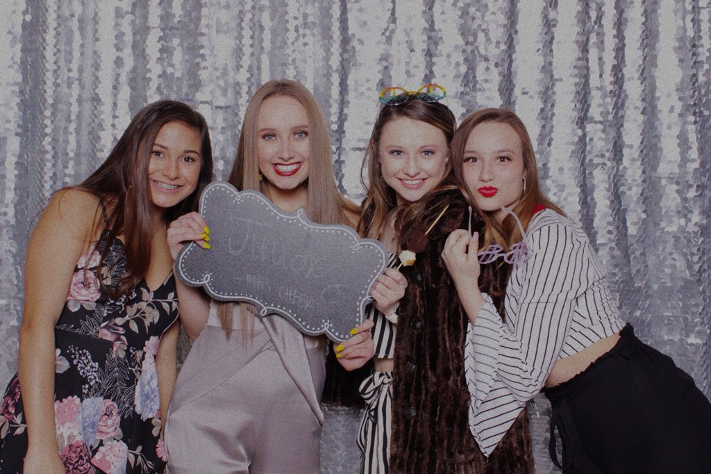 chhristianaa's tweet photo. #NewProfilePic + my girls <33 🌙 #bplease https://t.co/3x9CkrYH3s