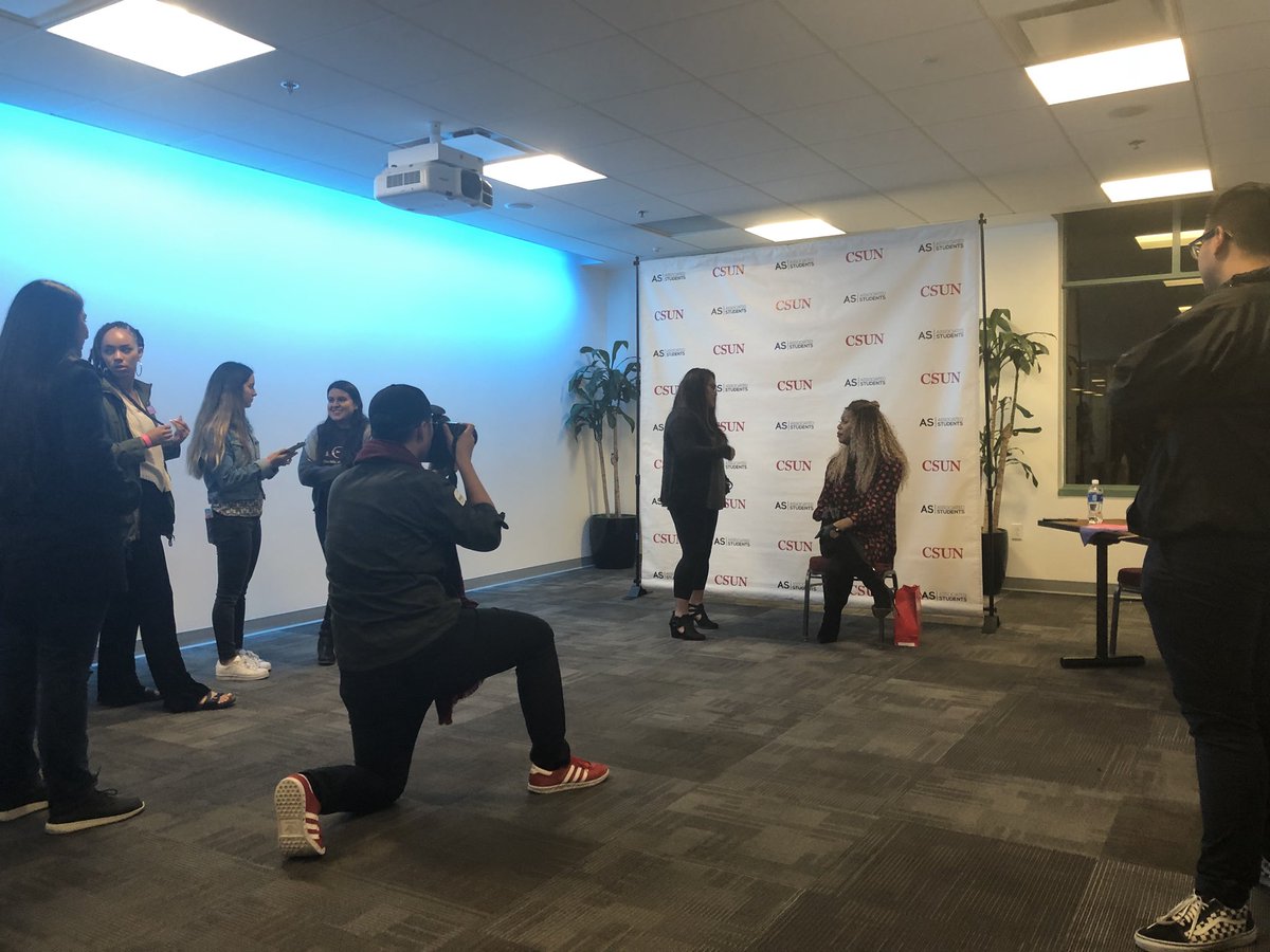 csunorthridge's tweet photo. Excited students get a chance to meet Cox after the #BigLecture. #CSUN https://t.co/3nS5bWuUgZ