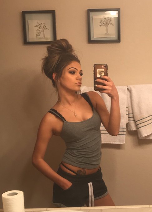 Always rockin the messy hair ? https://t.co/8oAZCev7Ra
