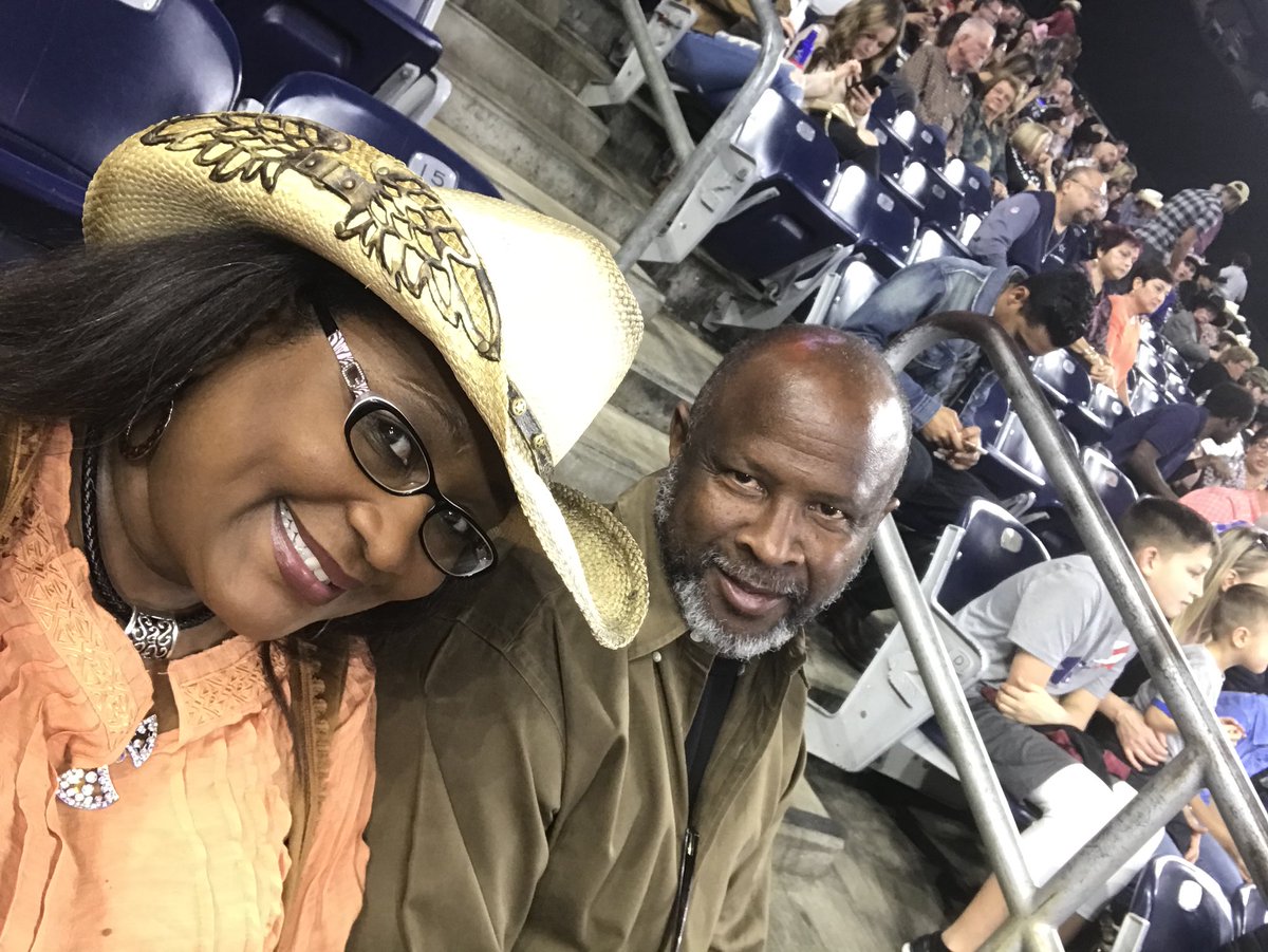 amiyasroro413's tweet photo. Feel better soon @blakeshelton 😷🤧 We enjoyed the show! Seeing you was my anniversary gift from my husband!! #Happy#CountryBucketList ✅ #HLSR #RODEOHOUSTON https://t.co/vPpaeo2Ow6