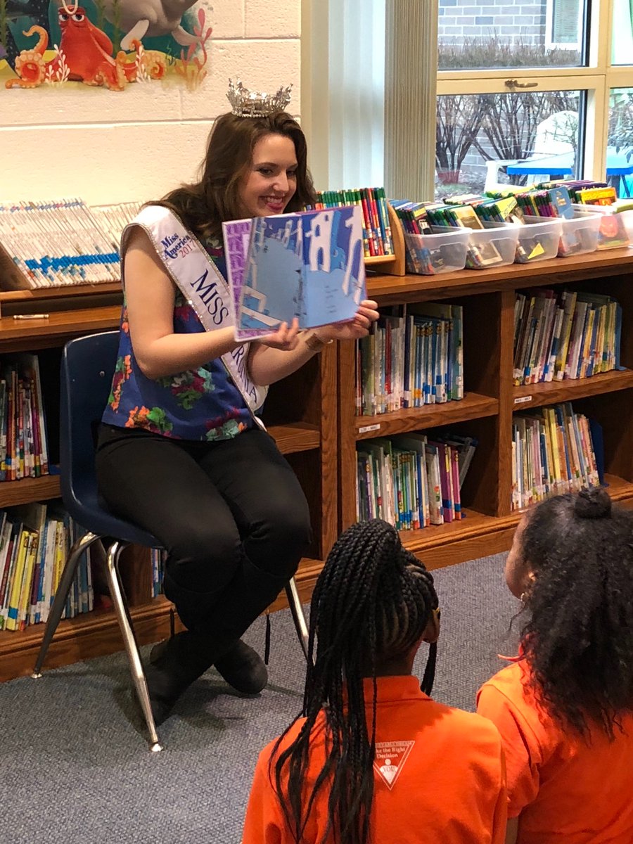 krrow09's tweet photo. Read Across America with Miss Virginia 
#seatackdreamers https://t.co/tp95inxRVN