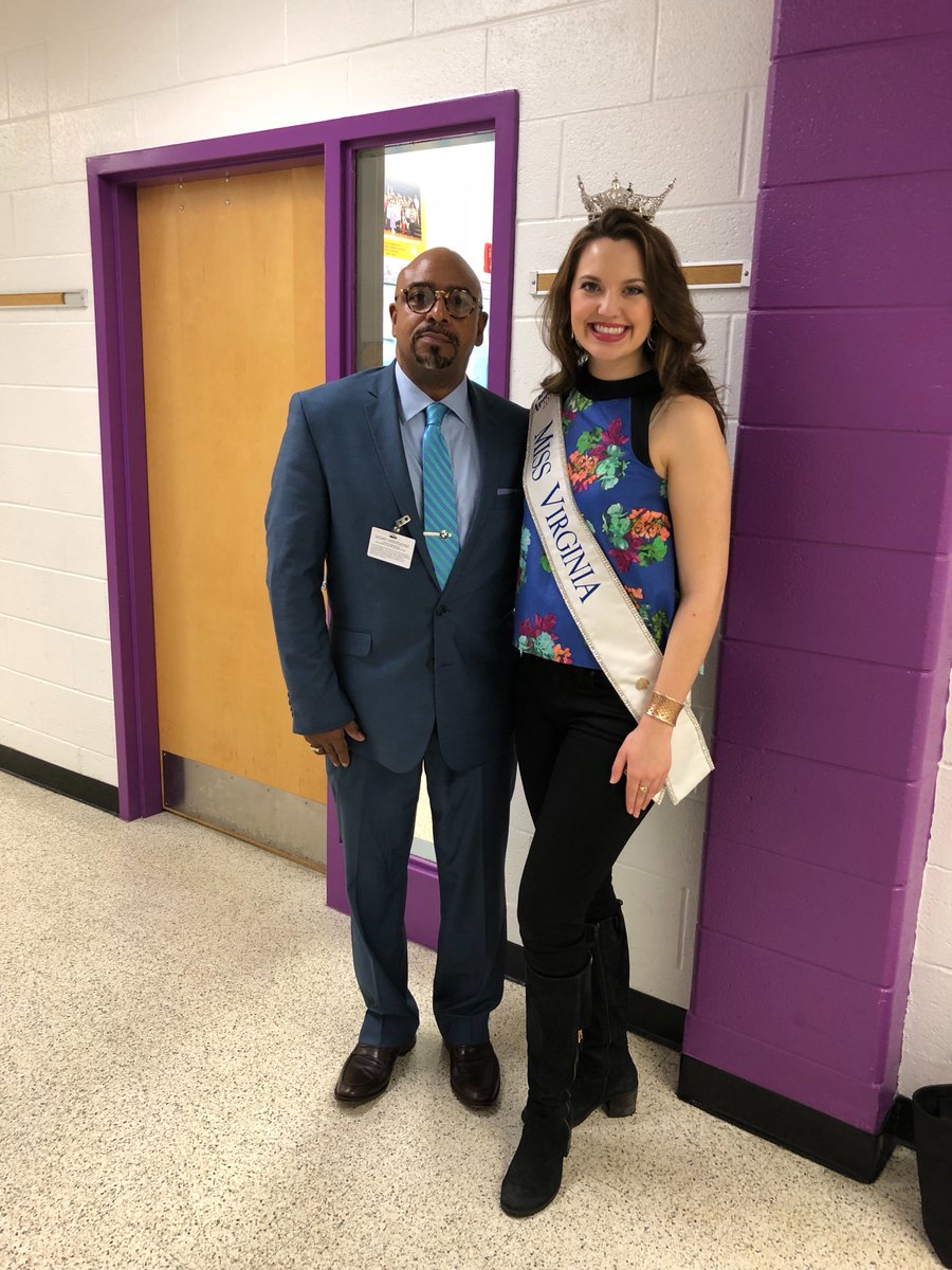 krrow09's tweet photo. Read Across America with Miss Virginia 
#seatackdreamers https://t.co/tp95inxRVN