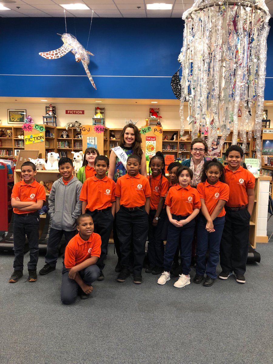 krrow09's tweet photo. Read Across America with Miss Virginia 
#seatackdreamers https://t.co/tp95inxRVN