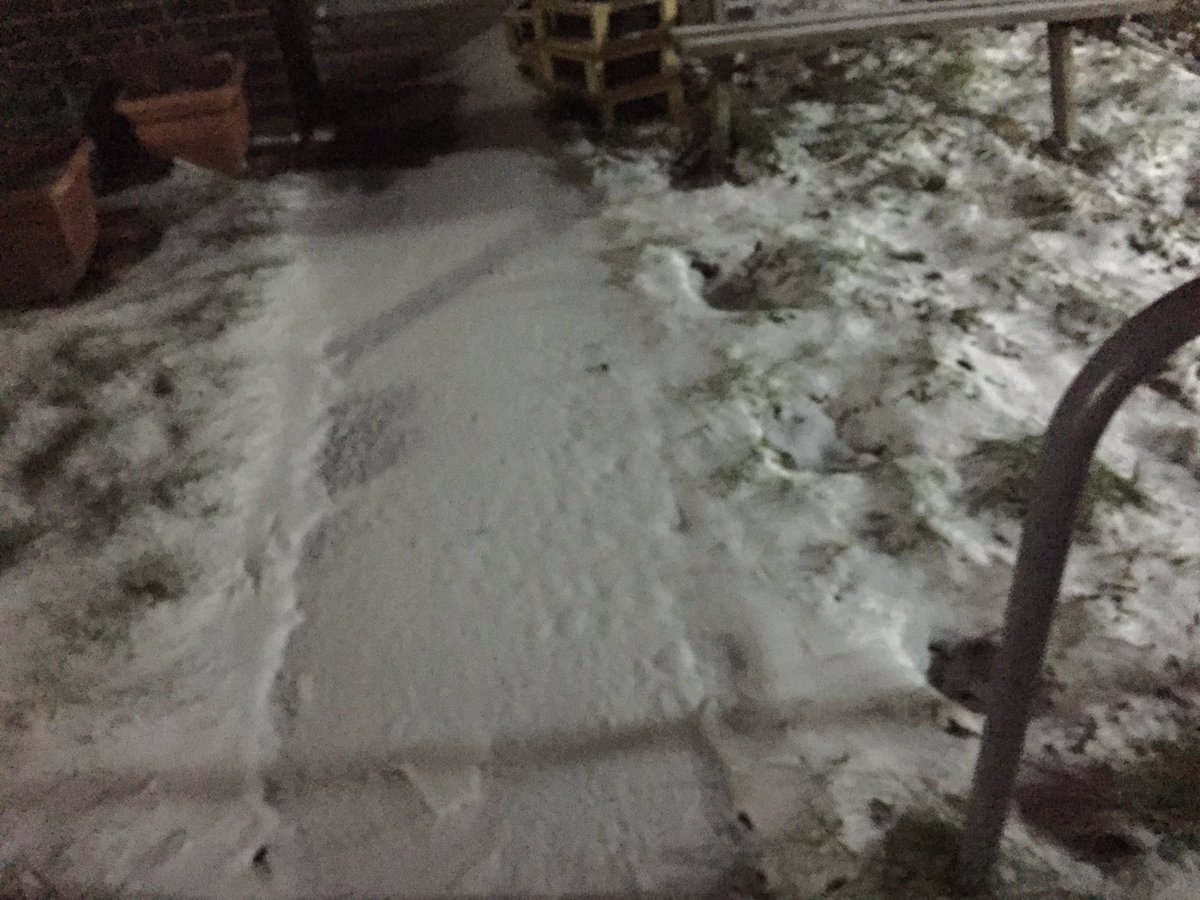 walesbreakfast's tweet photo. Eira ar y ffordd i'r stiwdio // Snow on the way to the studio this morning! ❄️❄️☃️☃️ https://t.co/wkdmHfa2Zz